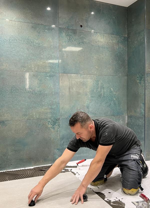 Fliesenleger bei der Arbeit
